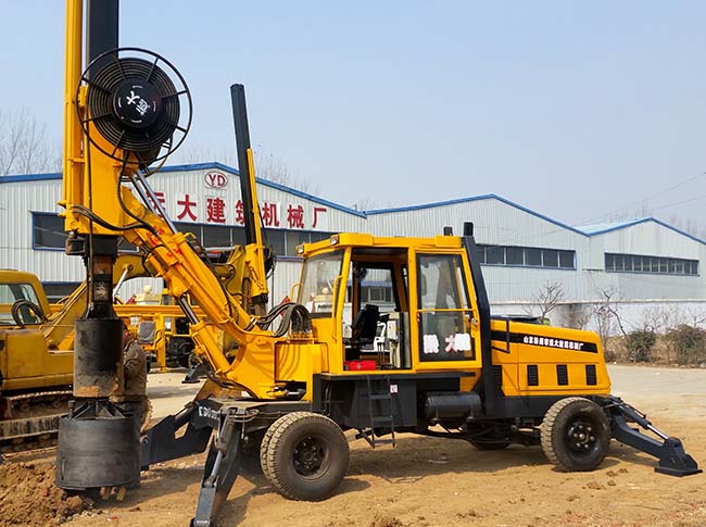 小型輪式旋挖機，適合於房屋建築、道路橋梁施工和建築工地使用